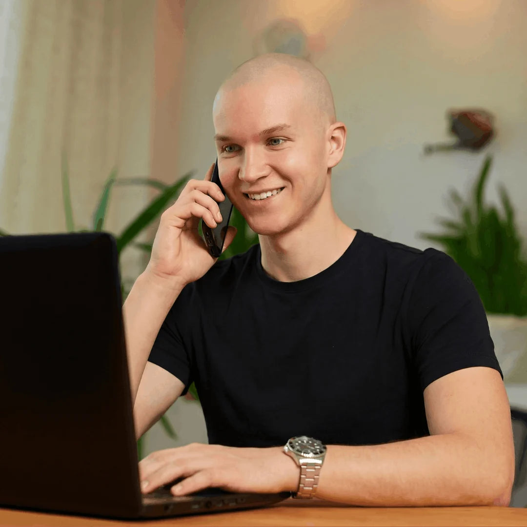 Pethő Balázs a laptopja előtt telefonál, EasyLegs ügyfélszolgálat