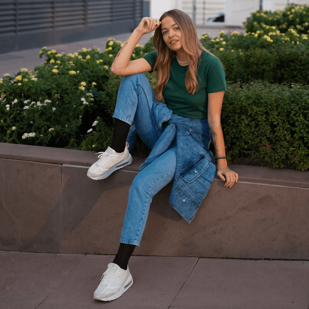 Nő virágágyás mellett ülve fekete női kompressziós zokniban