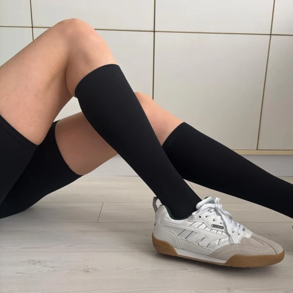 Női kompressziós zokni fehér sportcipővel